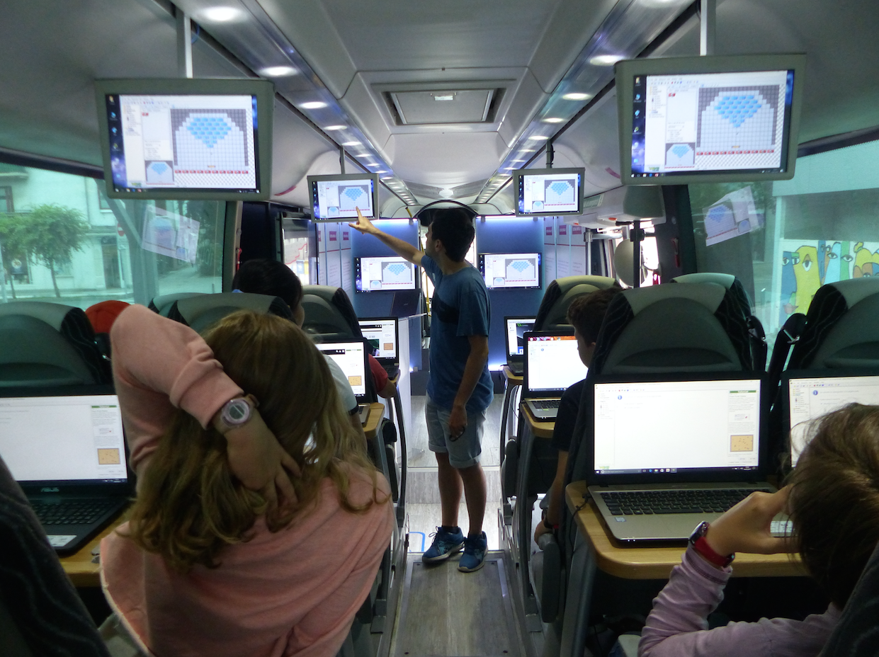 Gazte arrasatearrak programazio nozioak ikasten ari dira Ikasgela Ibiltariak ekimeneko autobusean 