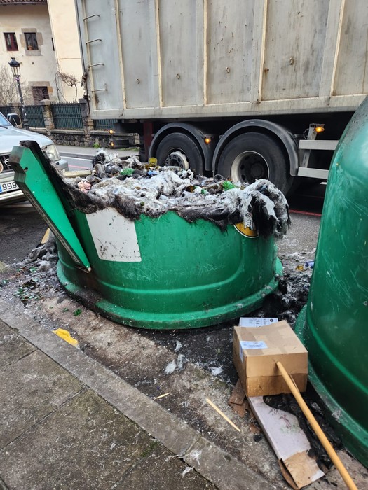 Beiren edukiontzi bat erre dute bart Portu kalean