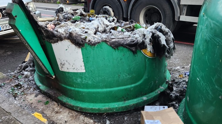 Beiren edukiontzi bat erre dute bart Portu kalean