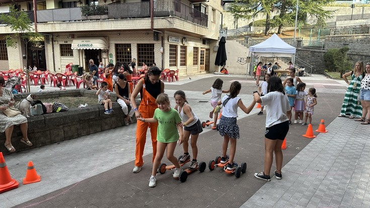Arimazubi plaza eta inguruak animazioz bete dituen jaiarekin aurkeztu dute Plaza Bizi ekimena