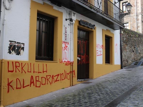 Arrasateko batzokiaren kontra egindako pintaketak salatu ditu EAJk 
