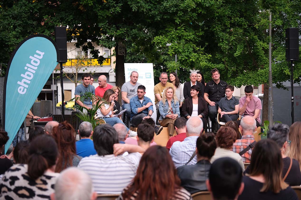 Kanpaina amaierako ekitaldi jendetsua egin du EH Bilduk, “Arrasate biziberritzeko” bozkaren alde mobilizatzeko eskatuz.