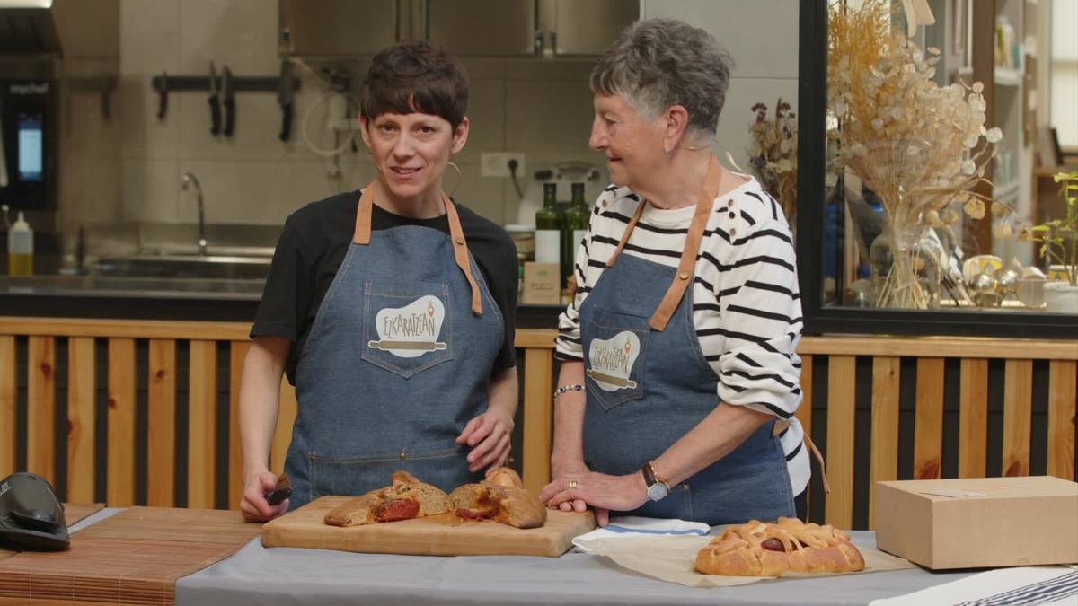 Jobita Artabe eta Anne Otegi karapaixoa prestatzen