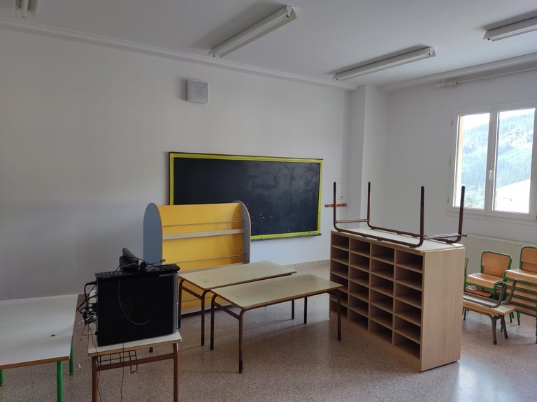 Zenbait gela margotu eta biltegi berri bat atondu dute eskolan