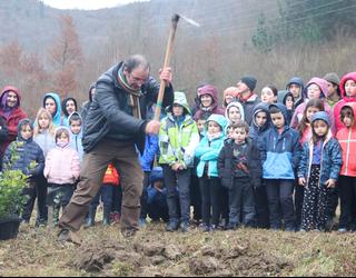 Zuhaitz berriak landatu dituzte Etxezarretan, Zuhaitz Egunaren baitan