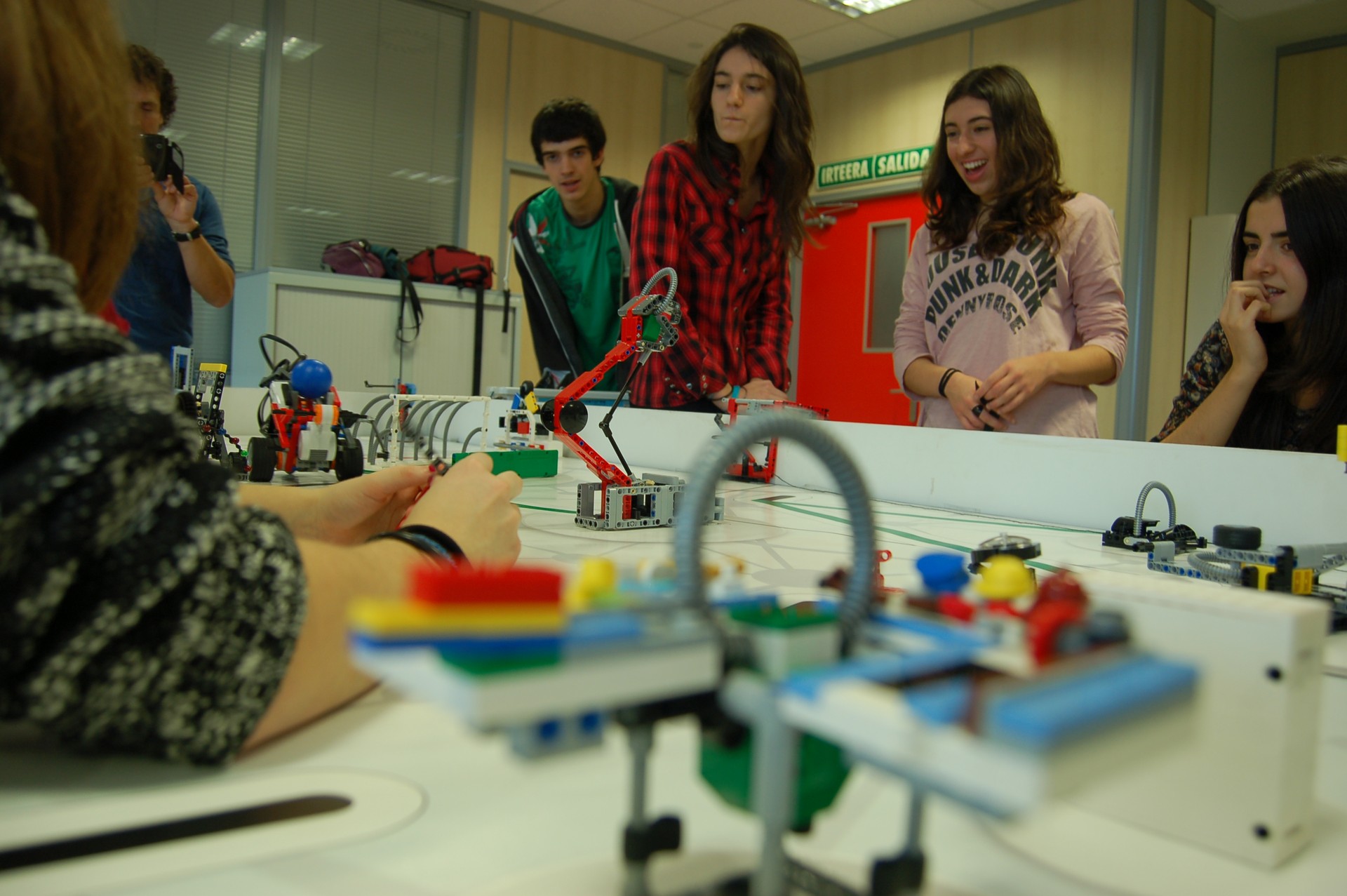 Arizmendi Ikastolan bost urte roboten eta Lego piezen artean ikasle sortzaileak eta ekintzaileak egiten