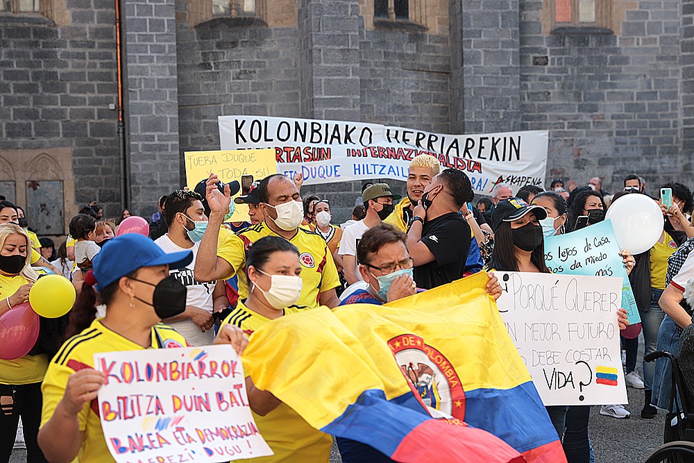 'Bakea, bizitza eta demokrazia Kolonbian' lelopean, elkarretaratzea egin dute Arrasaten