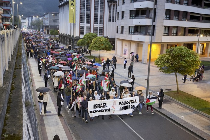 Palestinaren aldeko manifestazio jendetsua egin dute Arrasaten
