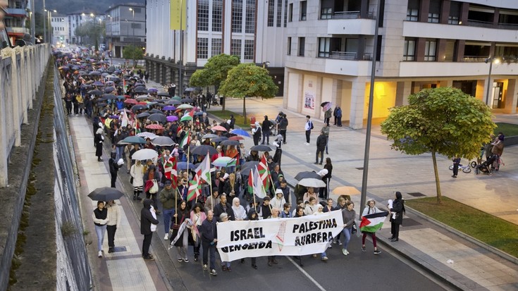 Palestinaren aldeko manifestazio jendetsua egin dute Arrasaten