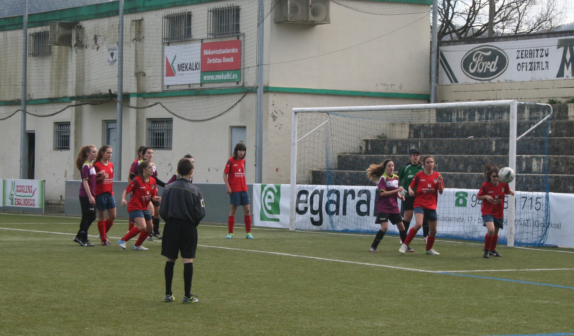 Aste bukaeran hasiko dute emakumezkoek futbol denboraldia