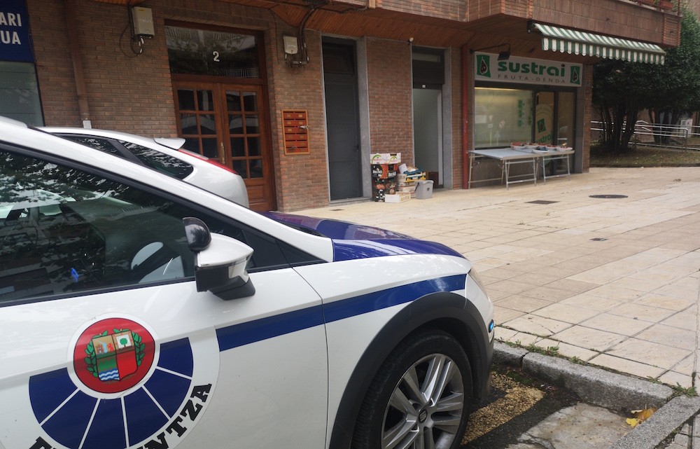 Lapurreta egitera sartu dira San Lorentzoko Sustrai fruta-dendara