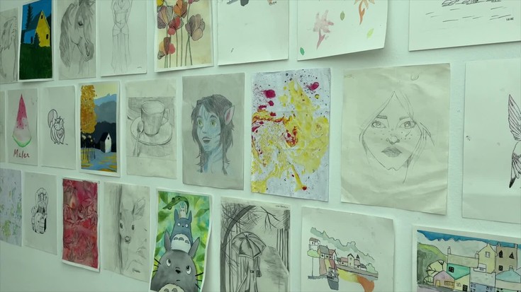 Oñatiko gaztetxoek egindako pinturak kultura etxean