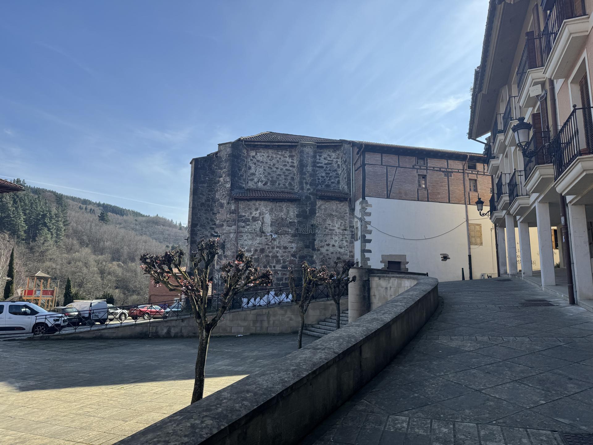 San Millan elizako teilatua txukundu dute