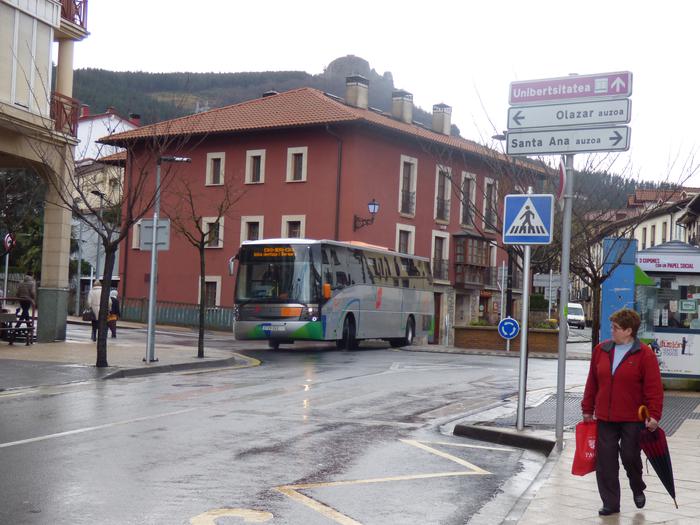 618 sinadura batu dira Eskoriatzan autobus zerbitzu berriaren aurka