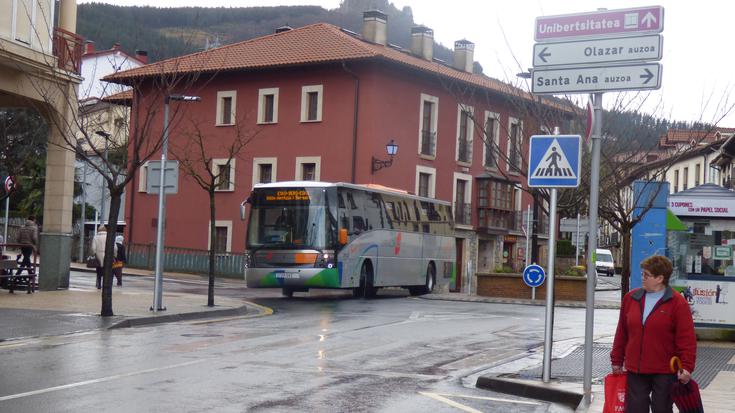 618 sinadura batu dira Eskoriatzan autobus zerbitzu berriaren aurka