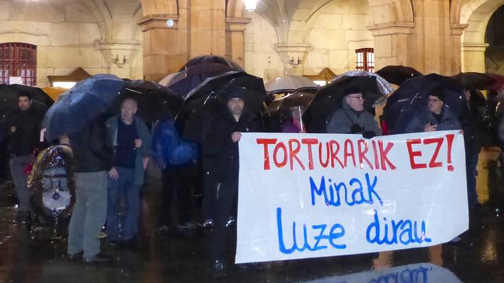 Euskal Herrian tortura "sistematikoa" izan dela salatzeko elkarretaratzea egin dute Oñatin