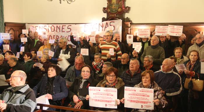 Pentsiodunen eta erretiratuen eskaerak Espainiako gobernuari helarazi dizkio Arrasateko Udalak