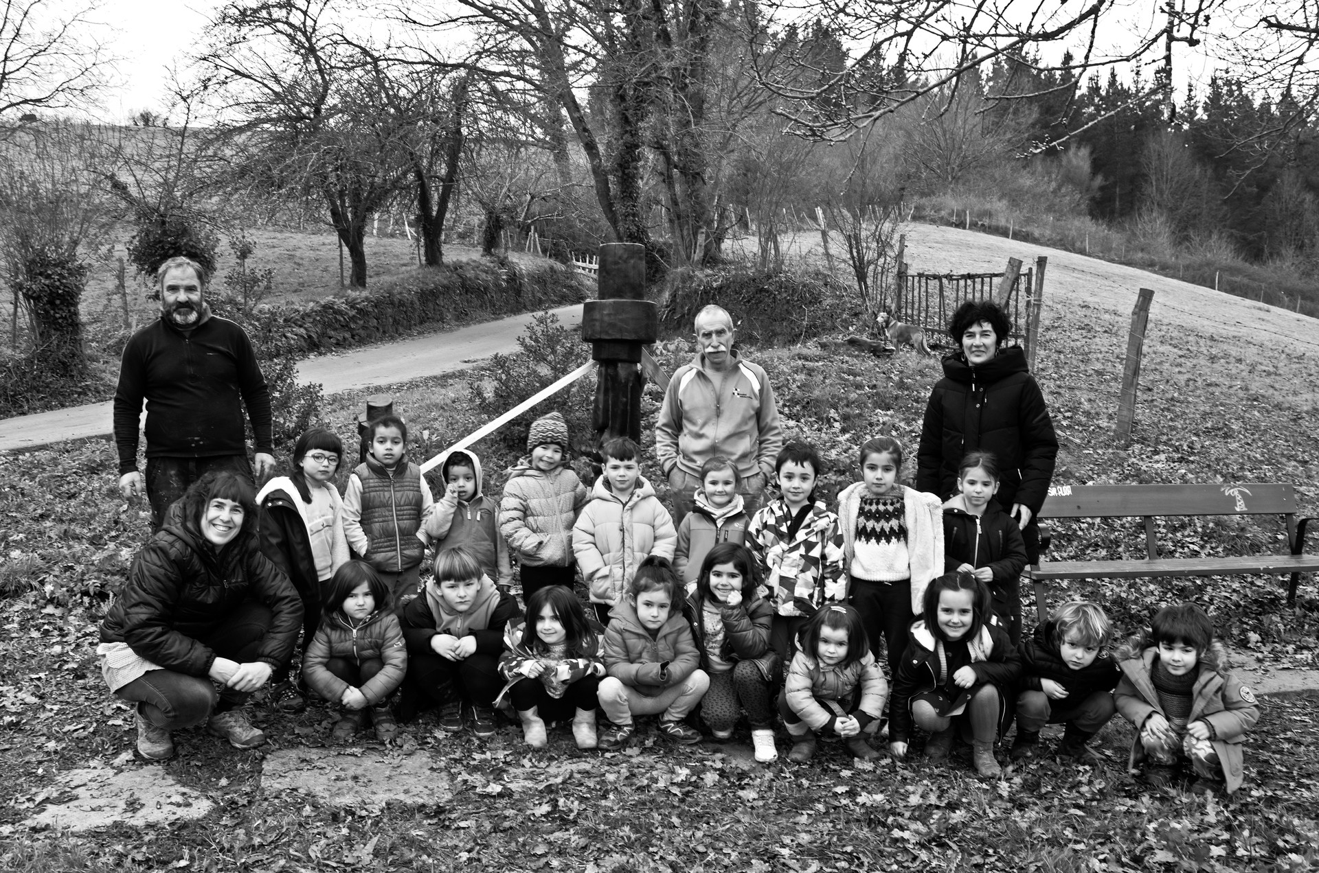 Ostadar taldeko umeek bulbo landareak landatu dituzte eskola ondoan