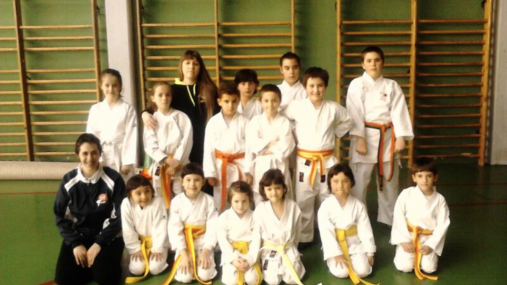Elgetako karate eskolako 14 neska-mutiko izan ziren zapatuan Oñatiko txapelketan