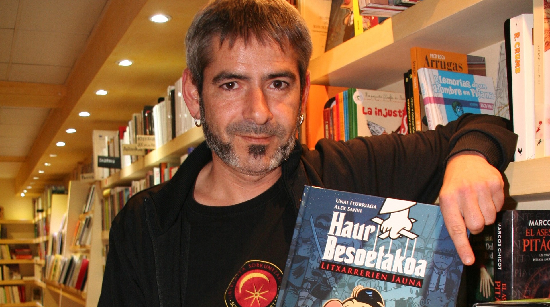 Unai Iturriaga dator iluntzean udal liburutegira