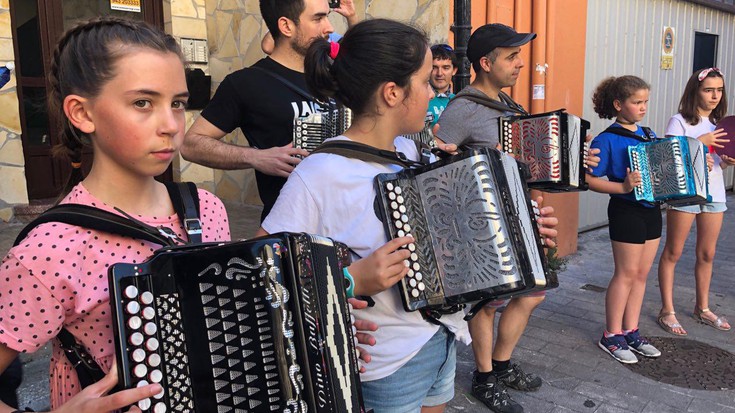 Debagoiendarren trikiti eta pandero doinuak ozen entzun dira Soraluzen