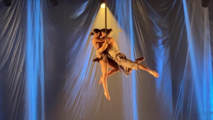 ZirKuSS konpainiaren dantza eta akrobazia ikuskizuna ikusleen gozagarri