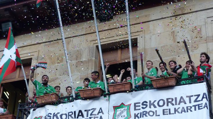 Areto futboleko gazteek lortutako Euskal koparekin borobildu du eguna Eskoriatza kirol elkarteak