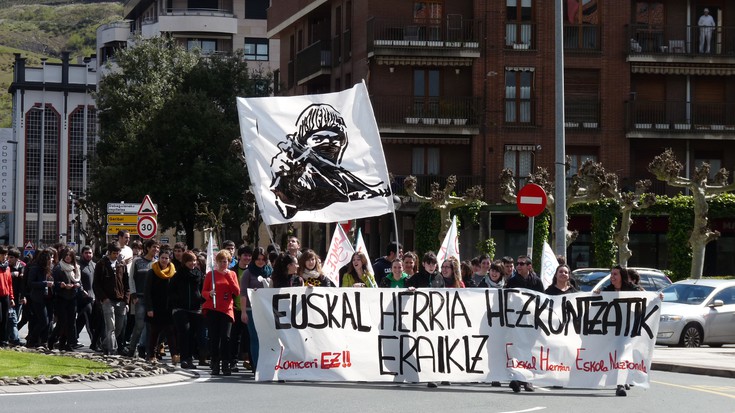 'Euskal Herria hezkuntzatik eraikiz' lelopean egin dute manifestazioa Arrasaten