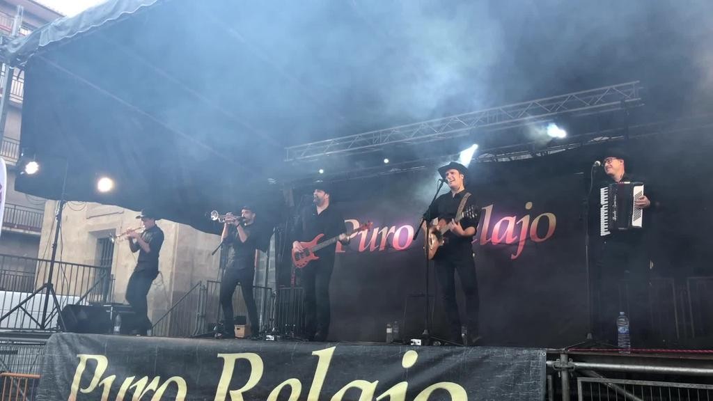 Puro Relajo taldearen kontzertuak Arrasaten urriaren 17an