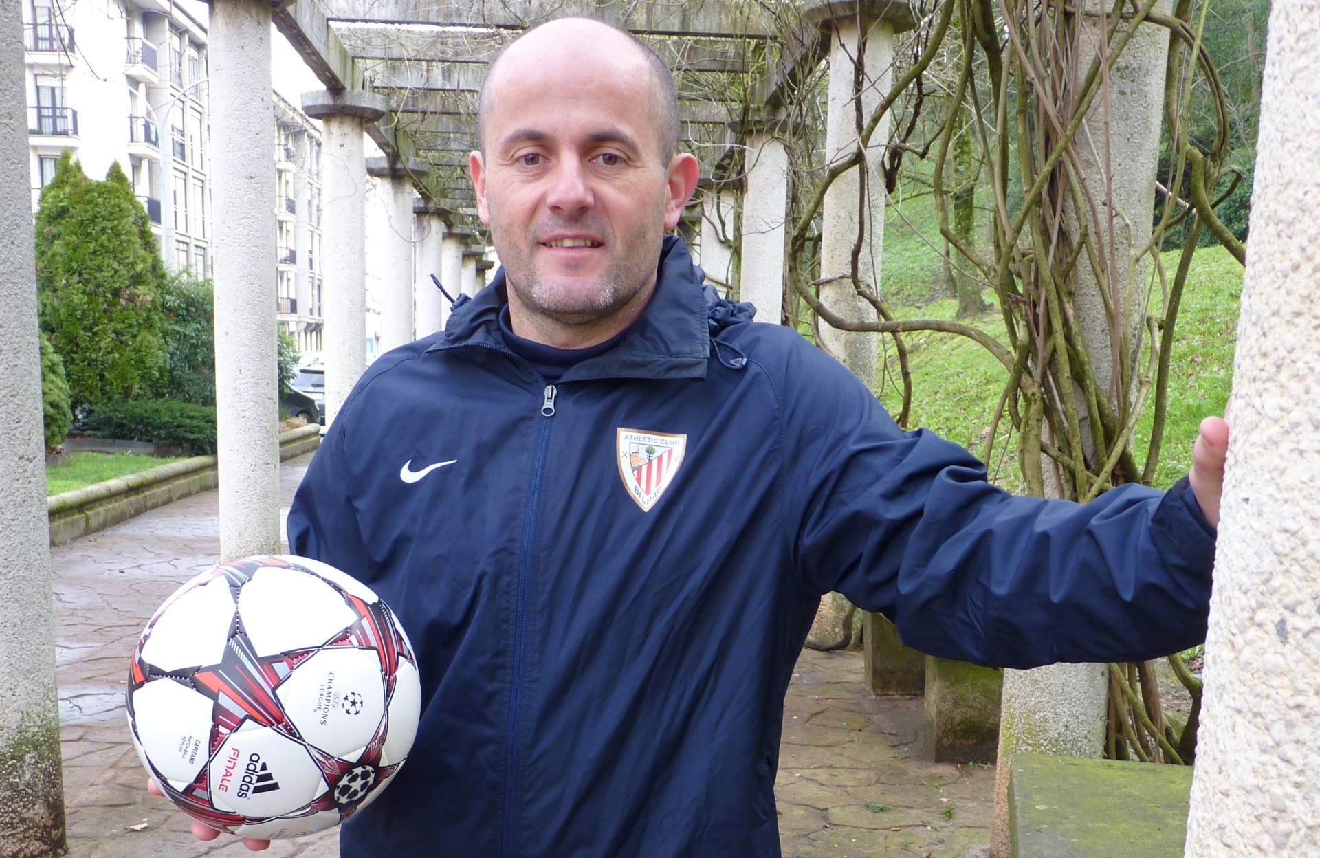 Iker Egaña: "Futbol profesionala oso bestela bizi dut Athleticeko zale edo klubeko langile moduan" 