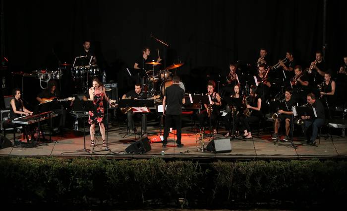 Estilo asko landuta gaua girotu du Arrasate Musikal Big Band taldeak