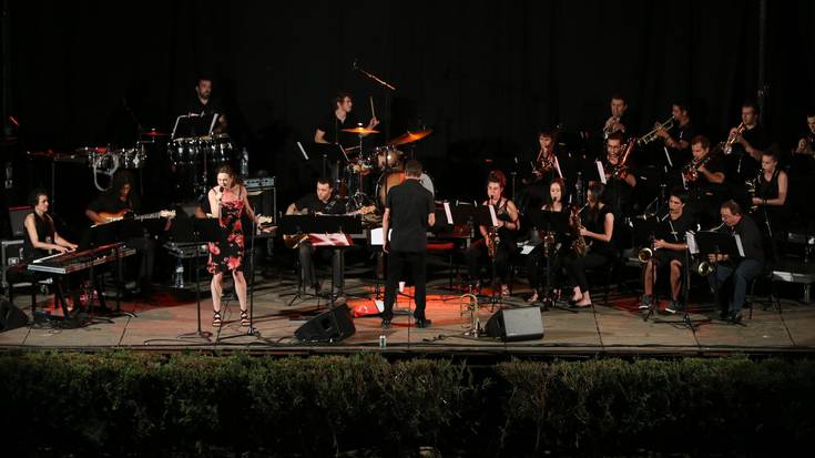 Estilo asko landuta gaua girotu du Arrasate Musikal Big Band taldeak