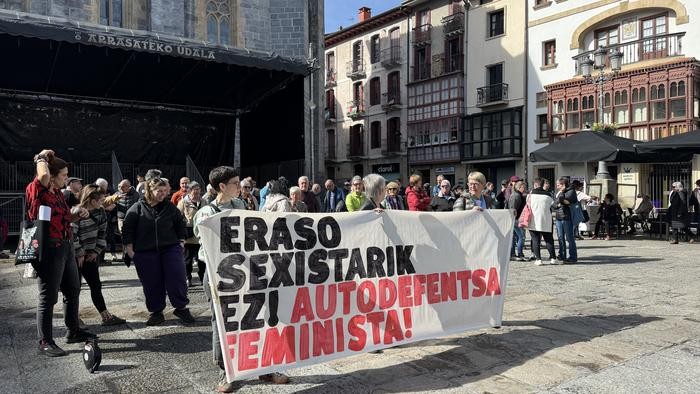 Iruñeko erailketa matxista salatzeko elkarreteratzeak izango dira Debagoienean