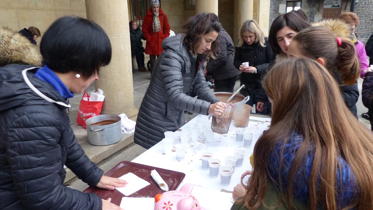 Txokolate-jana, DJ Kaktus eta herri argazkia Euskararen Eguna aldarrikatzeko