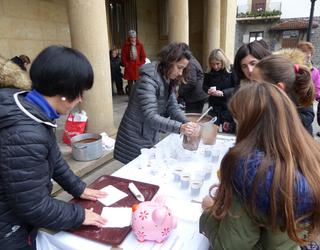 Txokolate-jana, DJ Kaktus eta herri argazkia Euskararen Eguna aldarrikatzeko