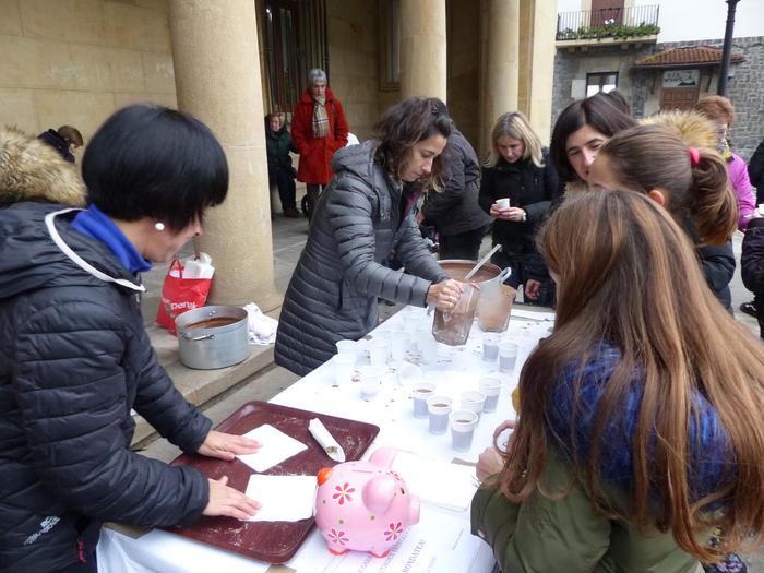 Txokolate-jana, DJ Kaktus eta herri argazkia Euskararen Eguna aldarrikatzeko