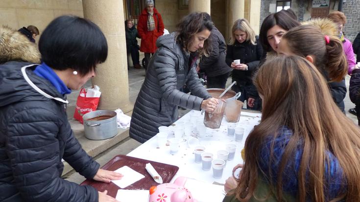 Txokolate-jana, DJ Kaktus eta herri argazkia Euskararen Eguna aldarrikatzeko