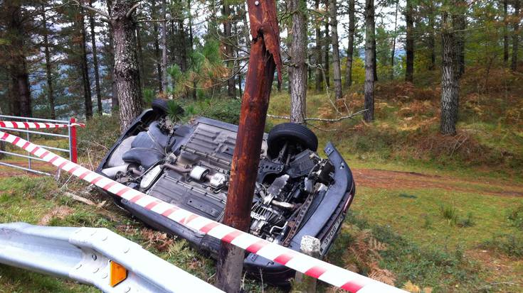 Kruzetan gertatutako istripuko autoa oraindik erretiratzeko dago