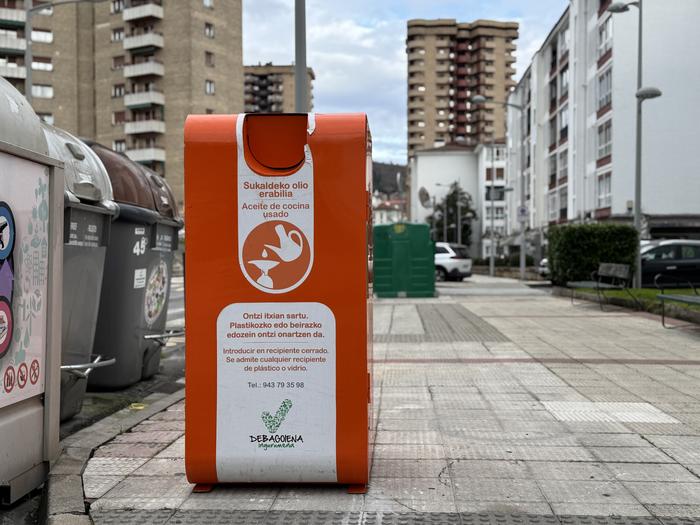 Etxeko olioa jasotzeko edukiontzi berriak jarriko dituzte