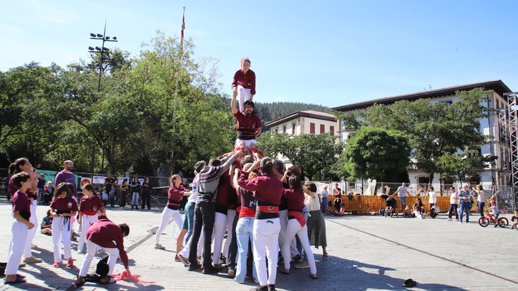 Batu da jendea 'Casteller'-a nola egiten den ikusteko