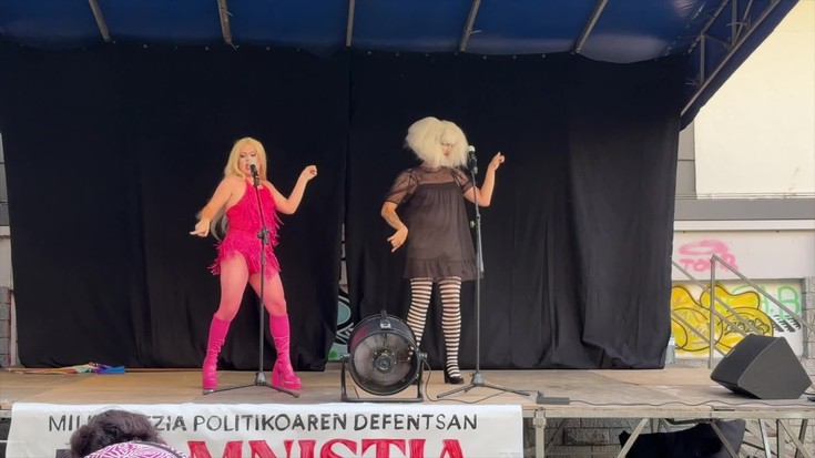 Giro paregabea Albina eta Divinaren ikuskizunean