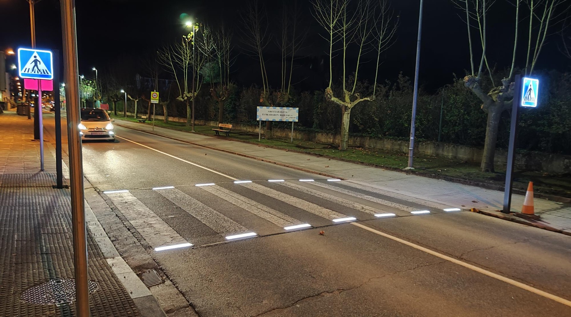 Zebrabide argiztatuak jarri dituzte herriko bi sarreratan