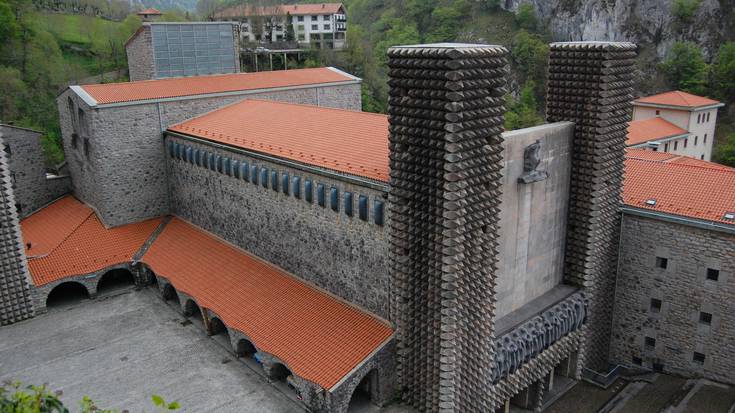 Basilika diseinatu zuten arkitektoak omenduko dituzte zapatuan Arantzazun