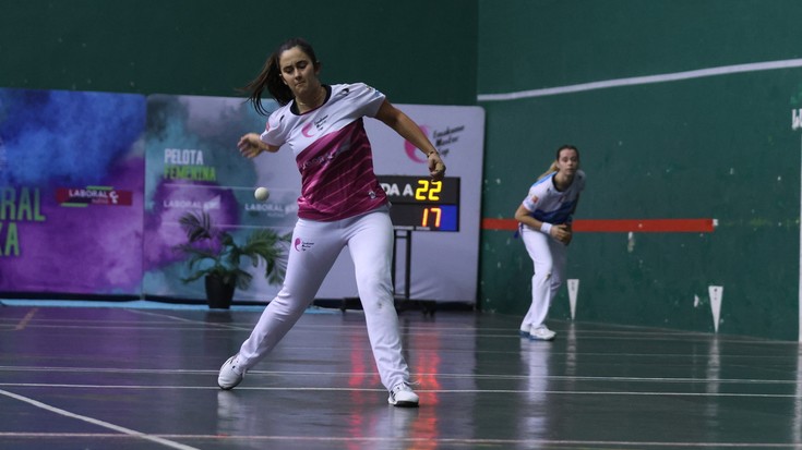 Emakumezkoen eskupilotako lau eta erdiko banakako txapelketa nagusiko partiduak argazkitan