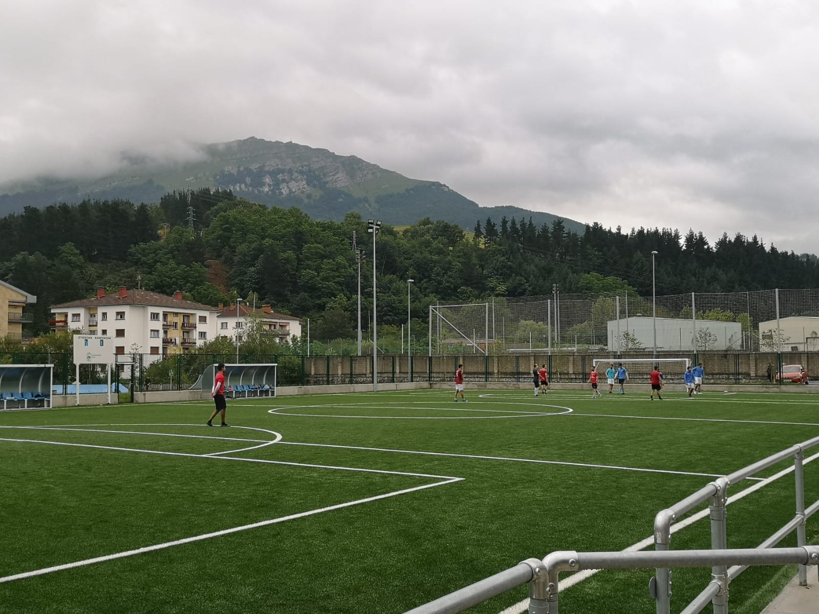 Aretxabaletako zazpiko futbol zelaiaren erabilera arauak gogorarazi dituzte