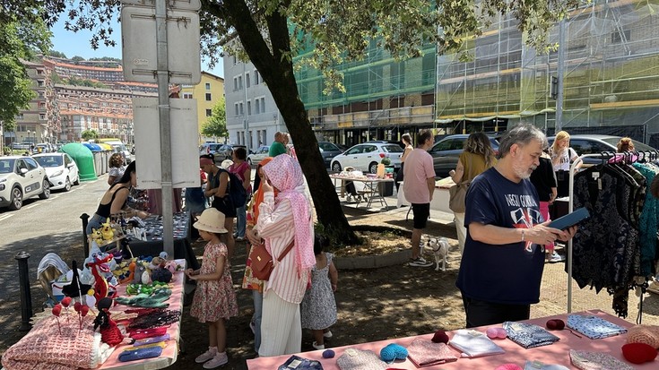 Leintz bailarako hainbat artisauren lanez osatutako azoka, ezohiko tokian