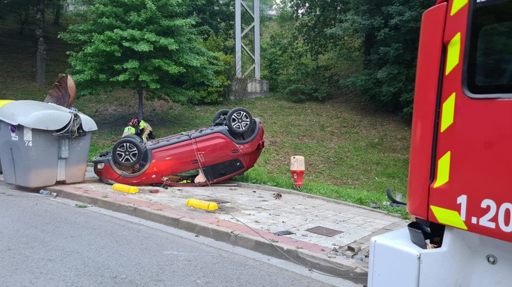 Auto bat irauli da Jose Luis Iñarra kalean, baina ez da zauriturik izan