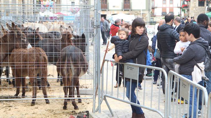 San Isidro azokan eguraldia lagun izan dute antzuolarrek