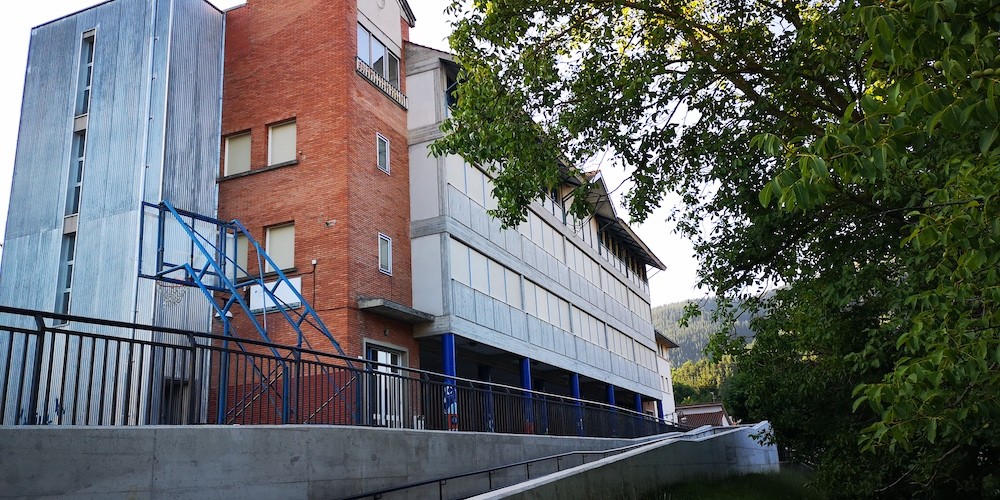 Hezkuntza ordezkaria bisitan, eta eskolako kideak gustura