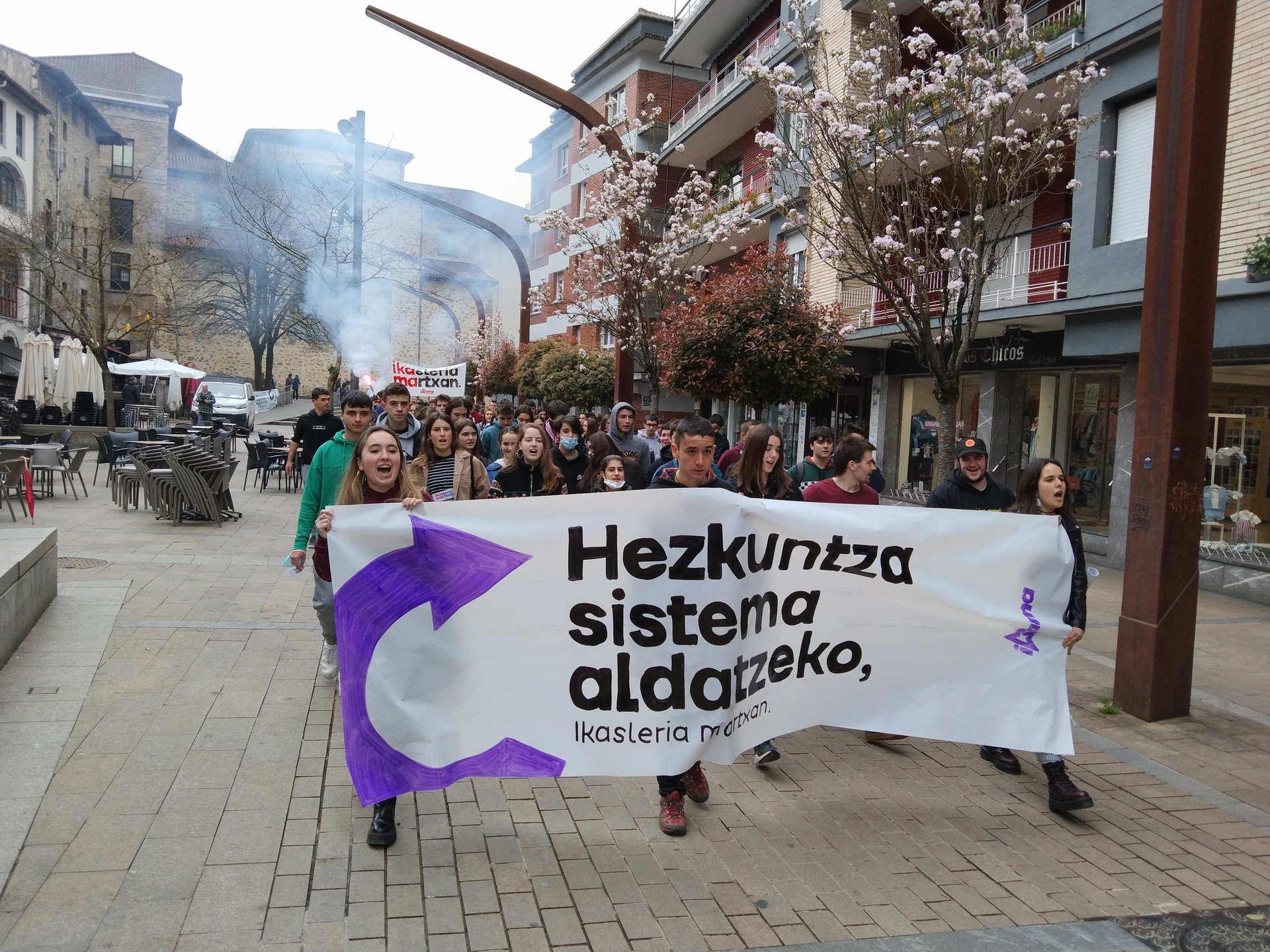 Geldialdiak egin dituzte ikastetxeetan, Ikamak deituta